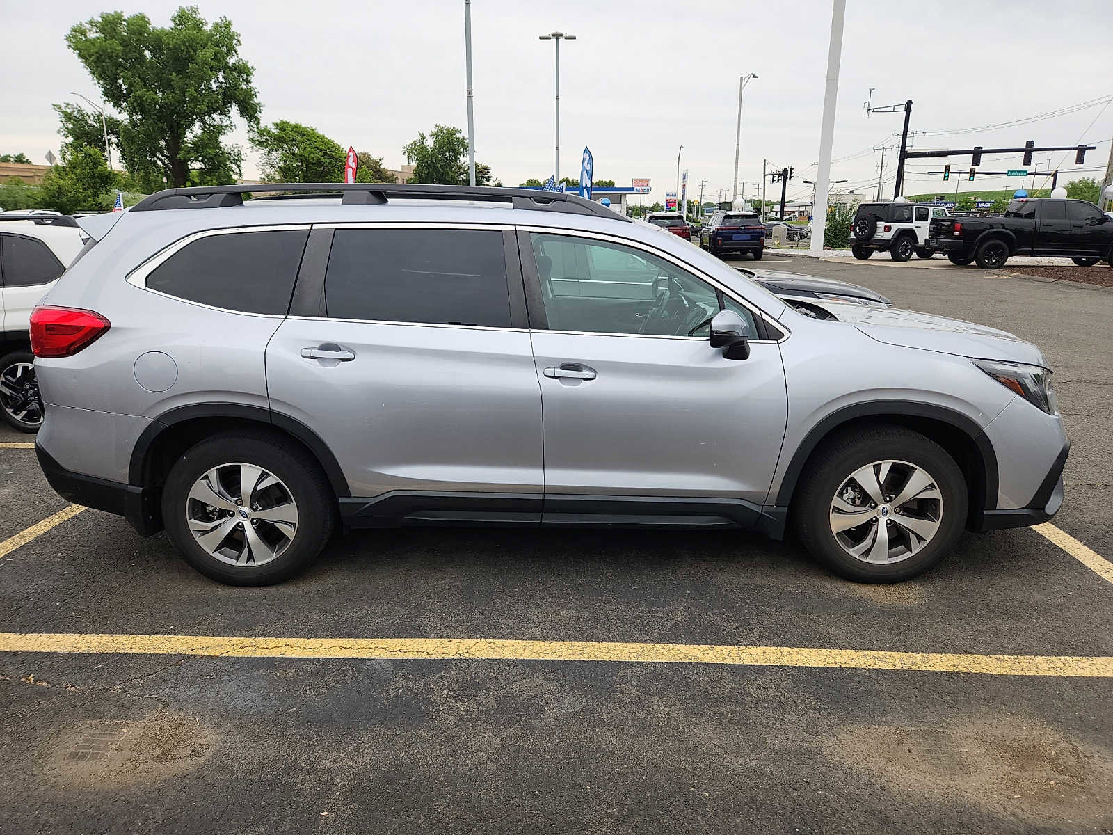 Used 2023 Subaru Ascent Premium w/ Convenience Package AWD/4WD image 7