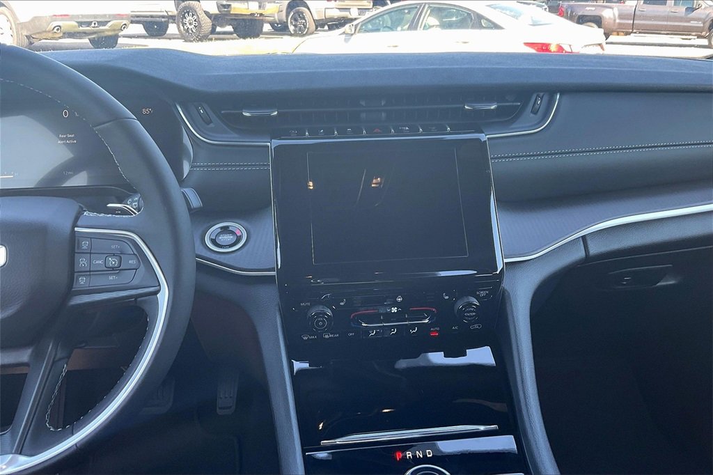 New 2025 Jeep Grand Cherokee Altitude image 7