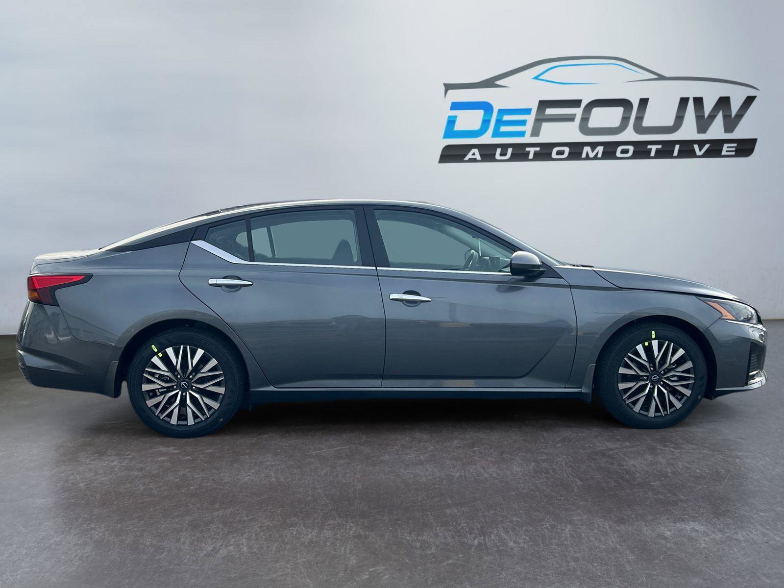 Used 2024 Nissan Altima 2.5 SV w/ SV Premium Package image 2