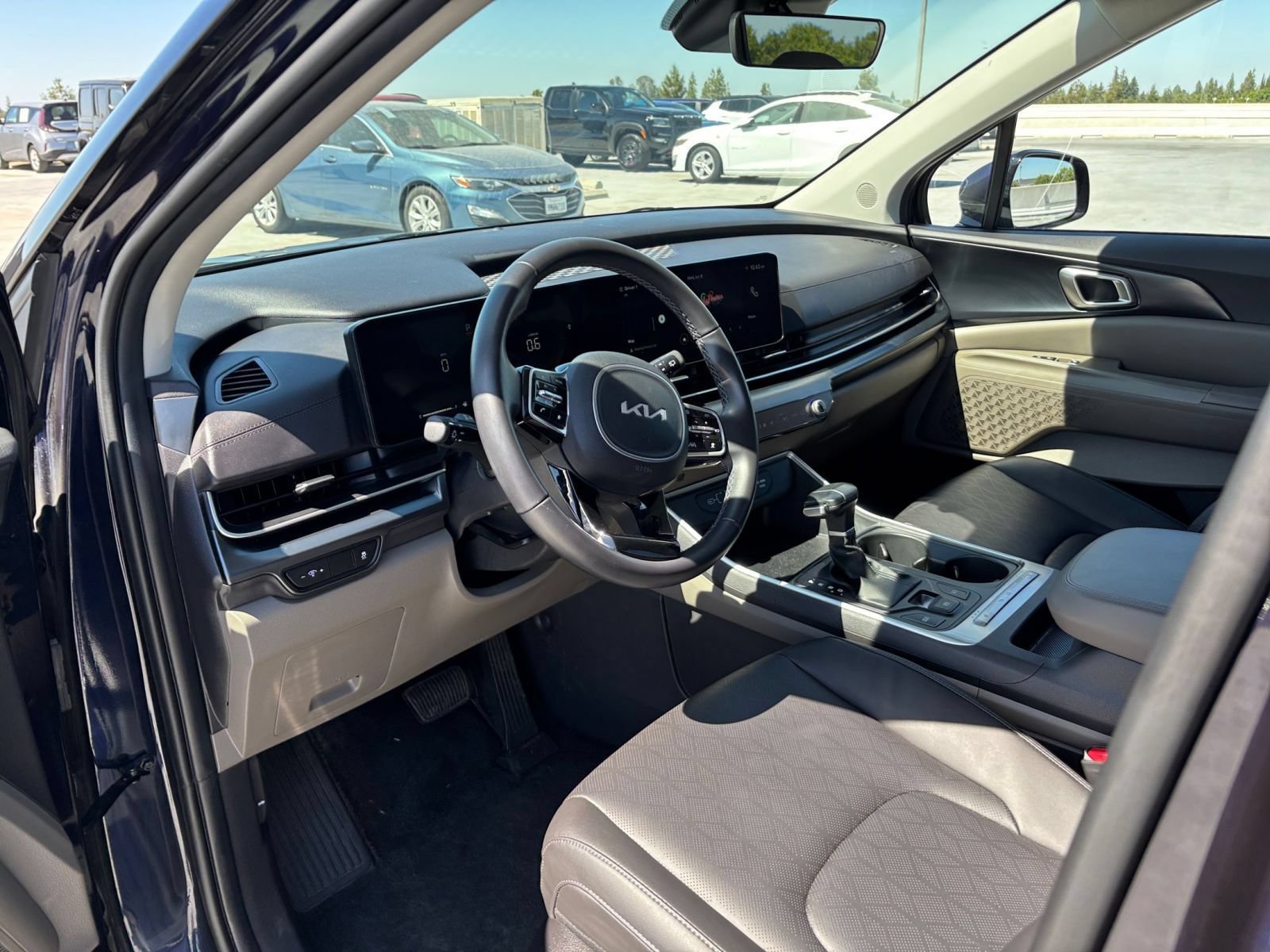 Used 2026 Kia Carnival FWD image 37