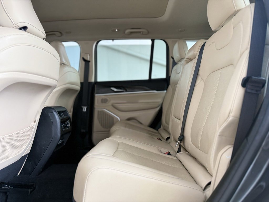 Used 2022 Jeep Grand Cherokee Limited w/ Luxury Tech Group II image 17