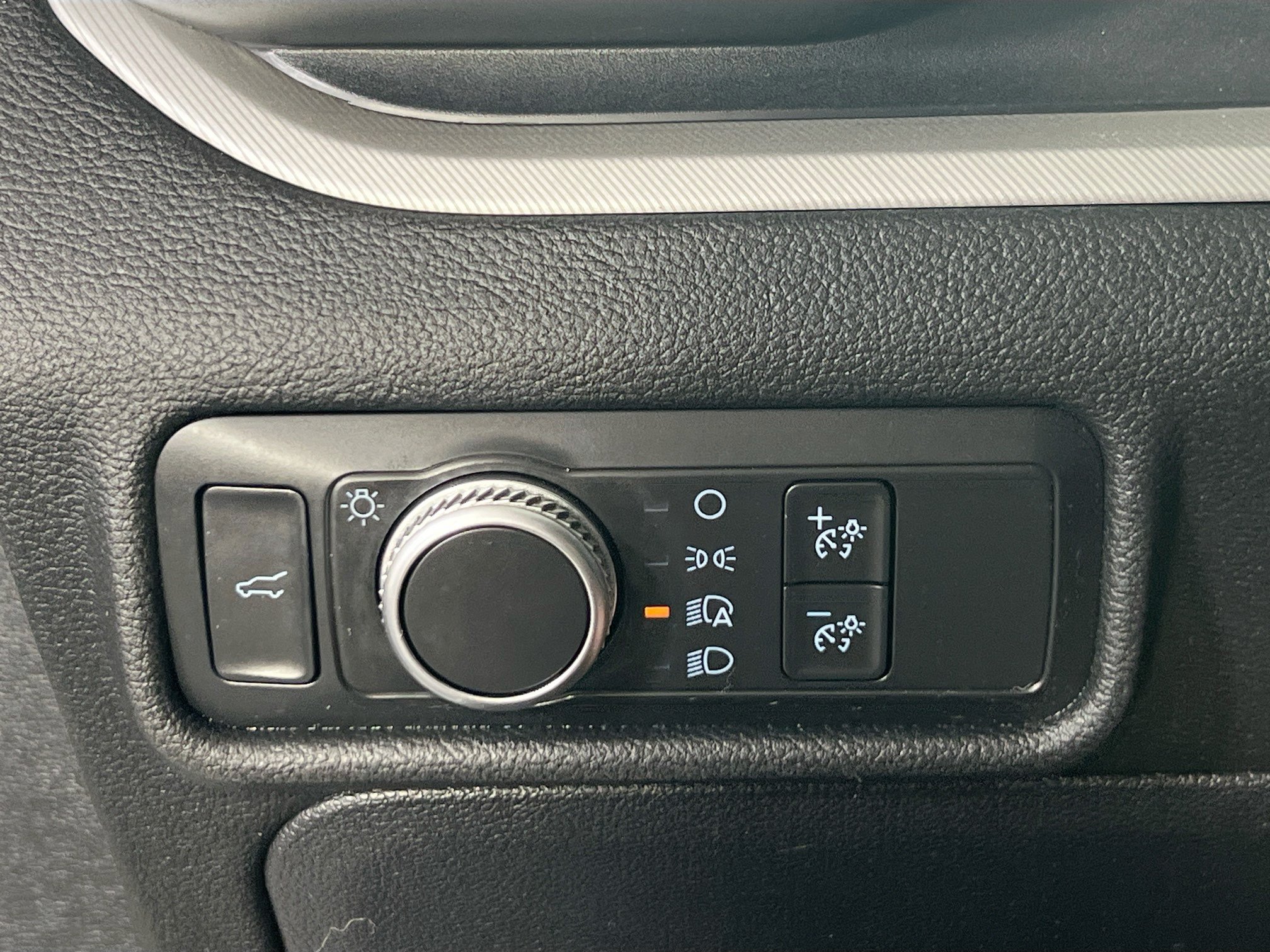 Used 2020 Ford Explorer XLT w/ Comfort Package AWD/4WD image 10