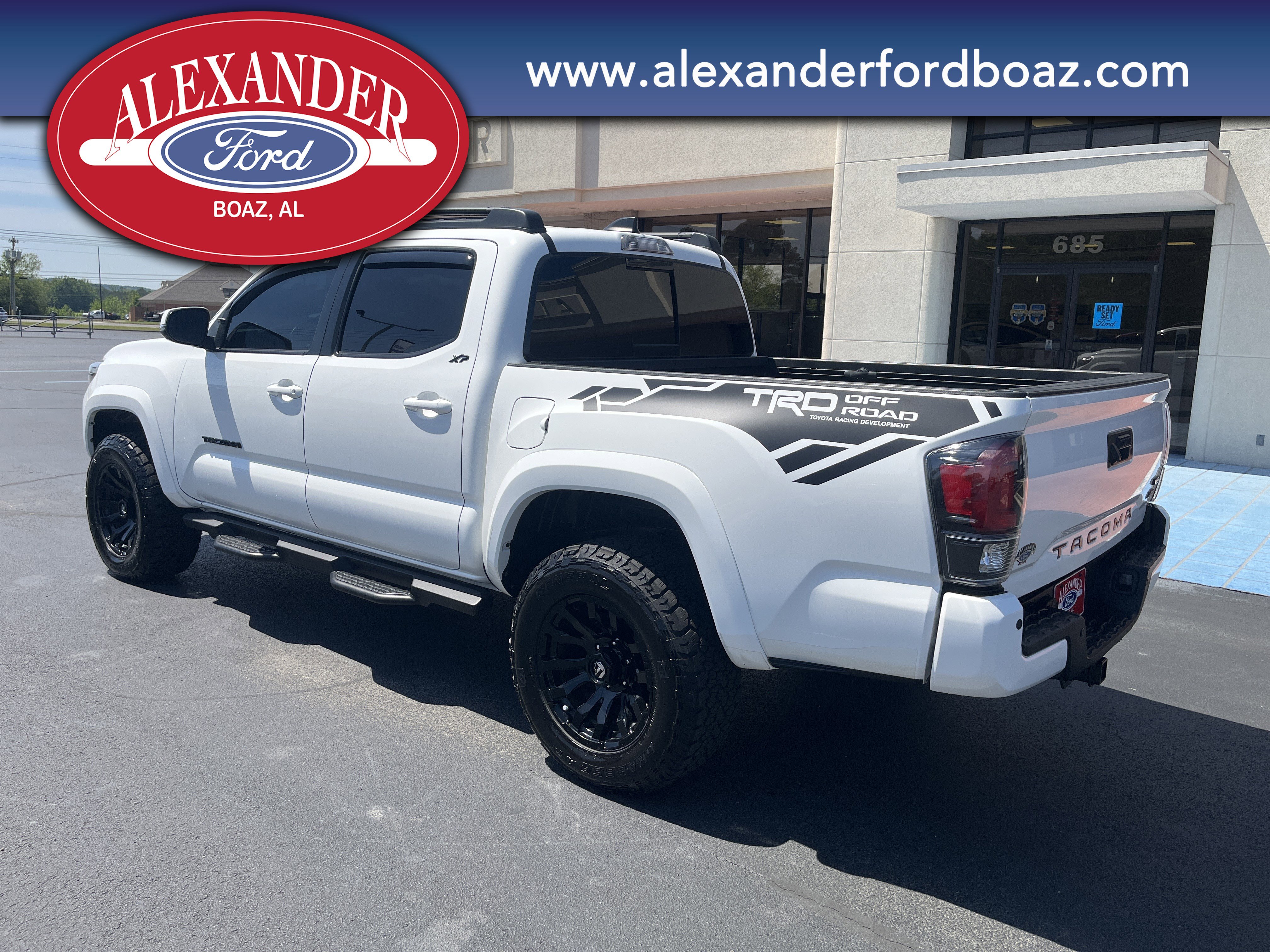 Used 2022 Toyota Tacoma TRD Sport w/ Technology Package RWD image 2