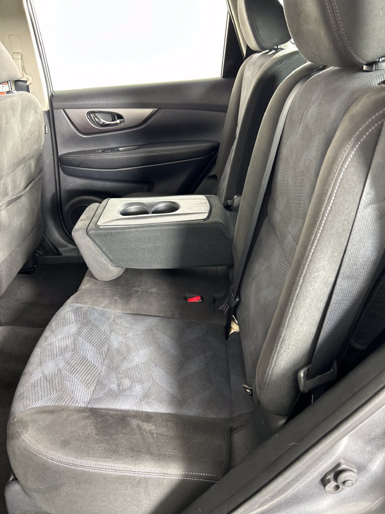 Used 2015 Nissan Rogue S FWD image 17