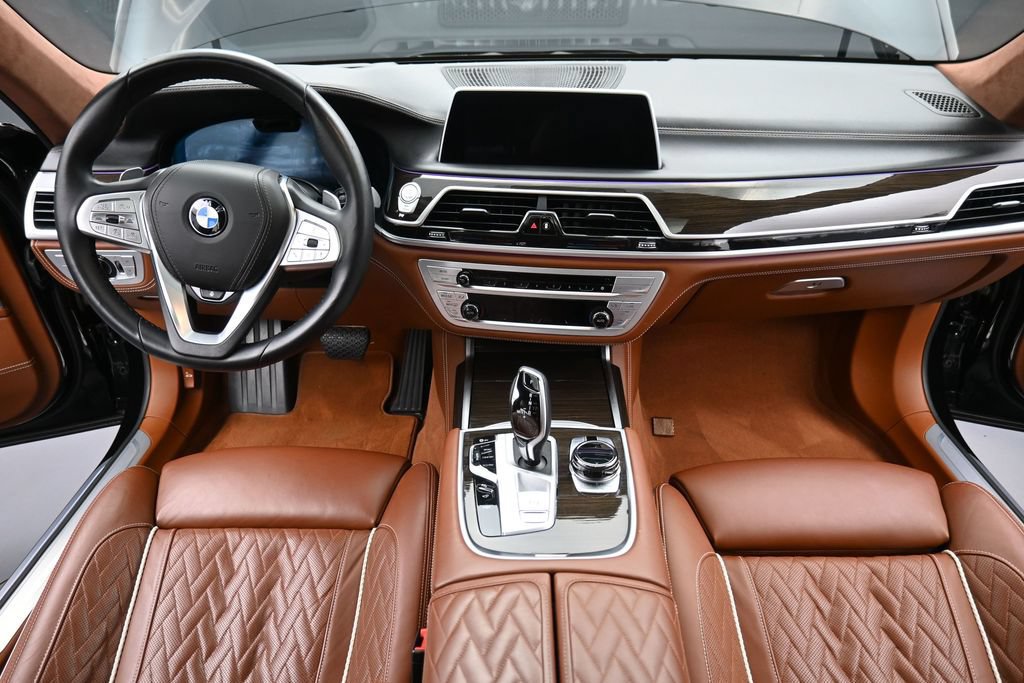 Used 2022 BMW 750i xDrive w/ Autobahn Package AWD/4WD image 13