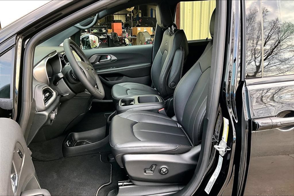 New 2026 Chrysler Pacifica Select w/ S Appearance Package FWD image 9