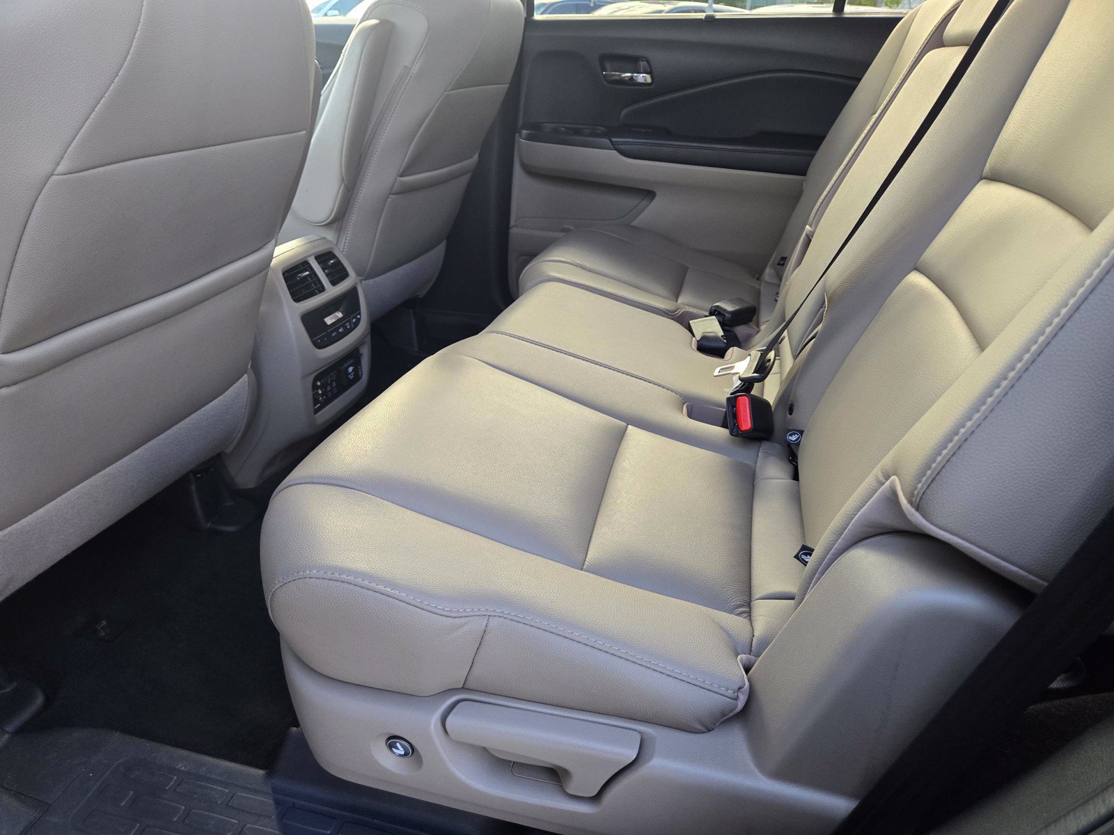 Used 2018 Honda Pilot Touring image 16
