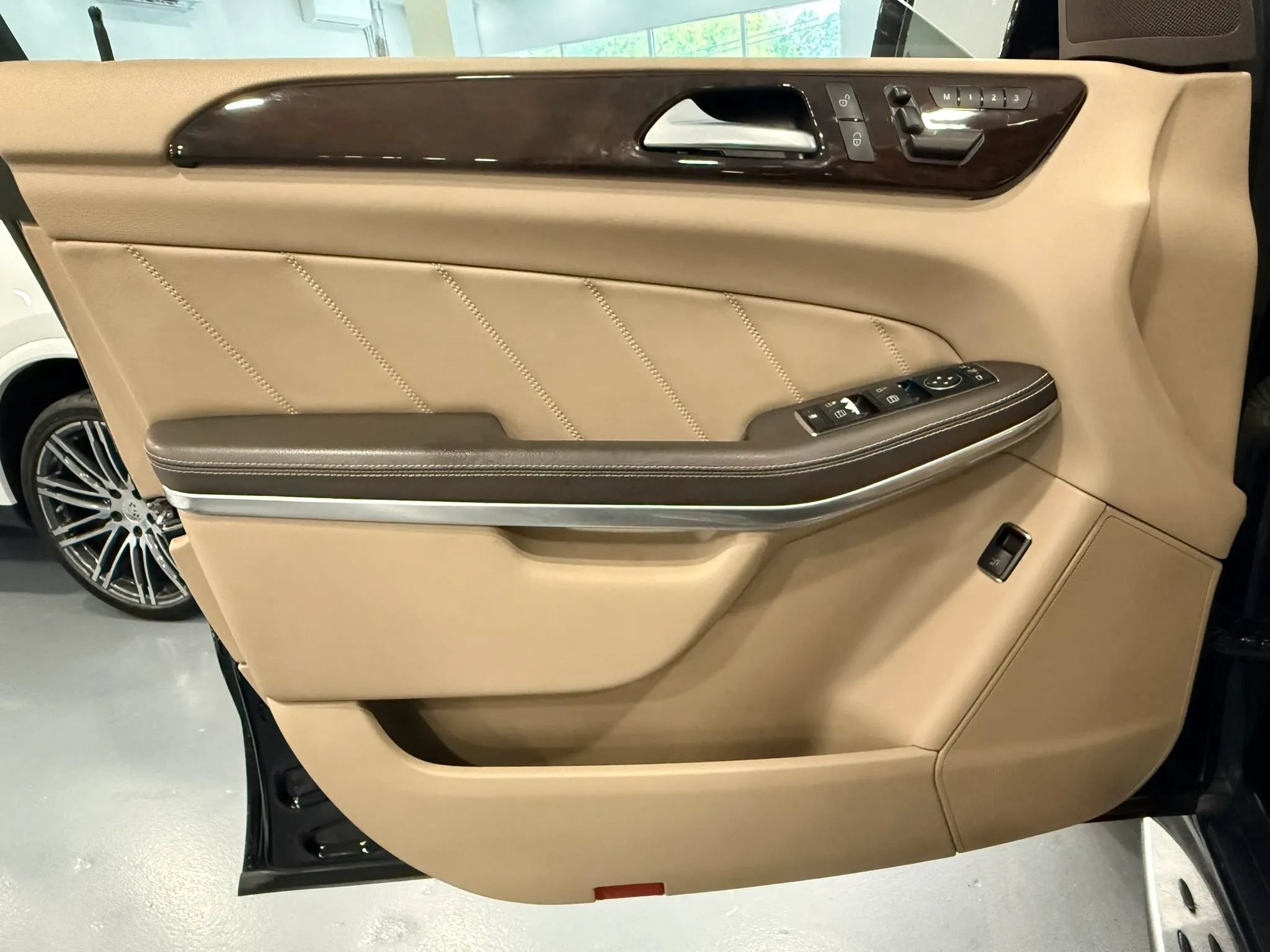Used 2014 Mercedes-Benz GL 450 4MATIC image 28