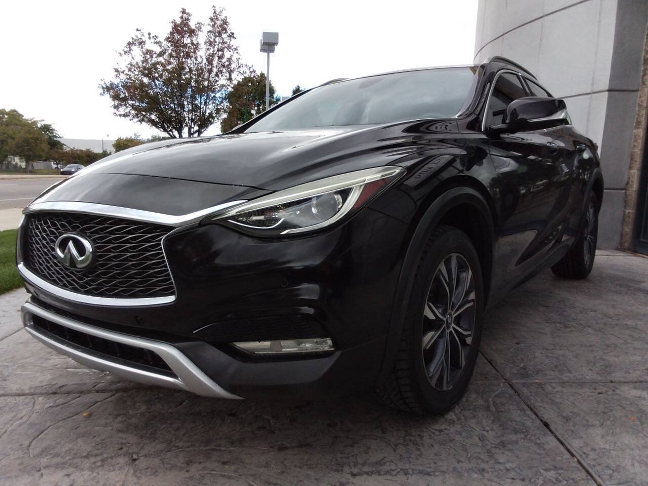 Used 2017 INFINITI QX30 Premium w/ Navigation Package AWD/4WD image 3