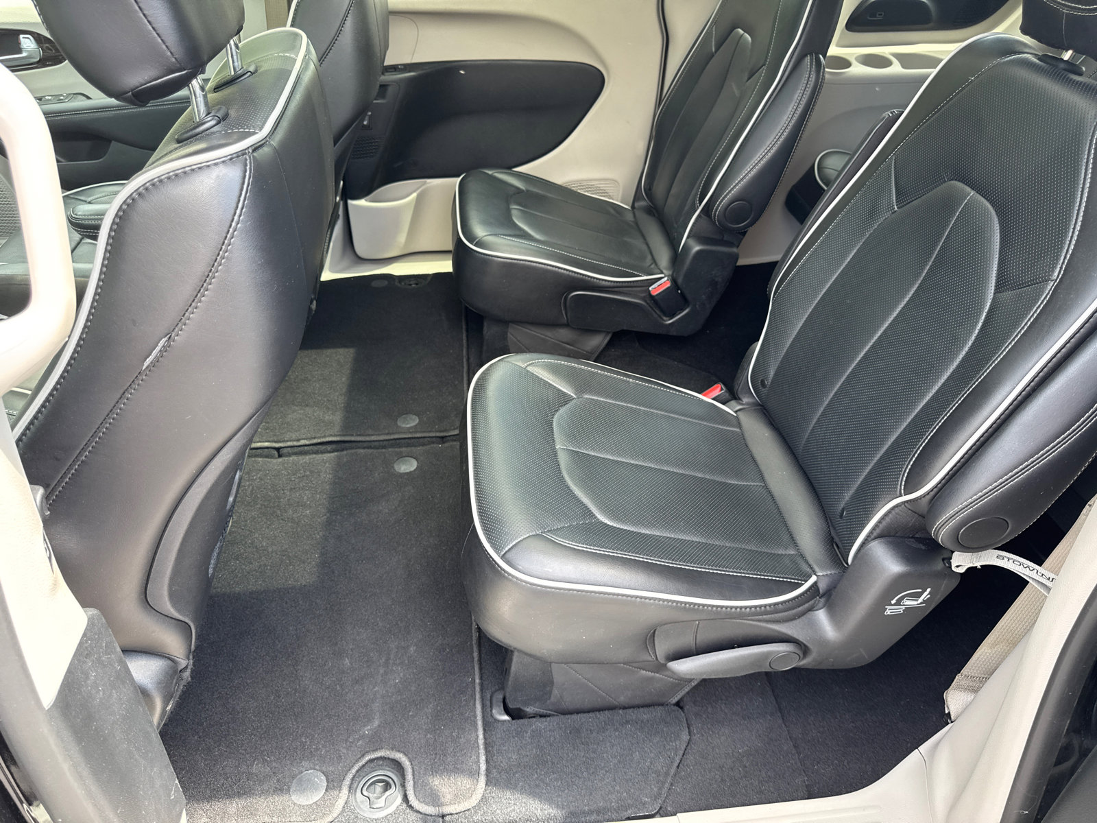 Used 2024 Chrysler Pacifica Limited w/ Trailer Tow Group FWD image 24