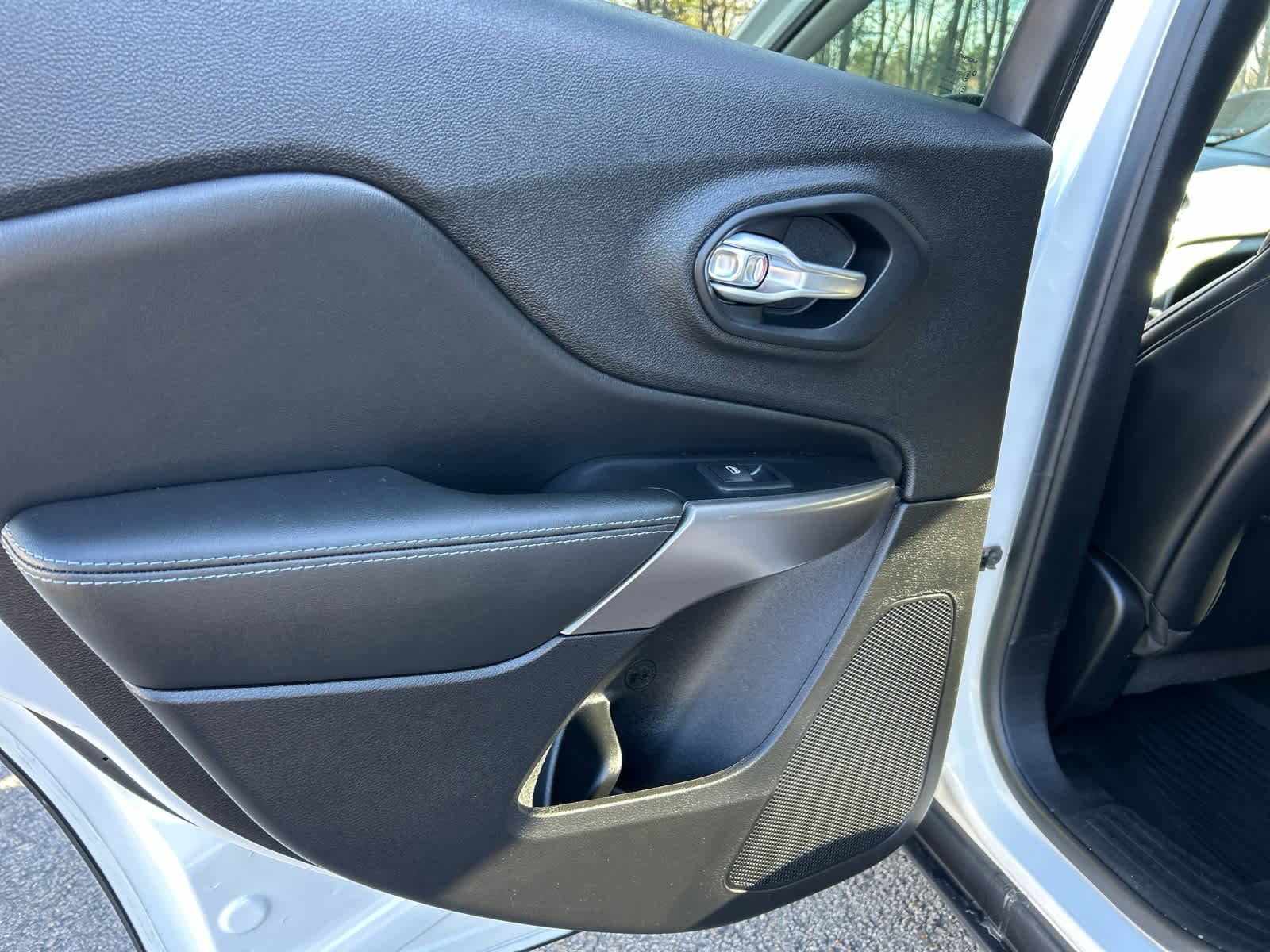 Used 2021 Jeep Cherokee Latitude Plus image 29