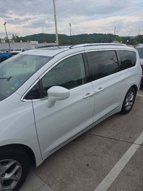 Used 2019 Chrysler Pacifica Touring-L Plus w/ Tire & Wheel Group FWD image 3