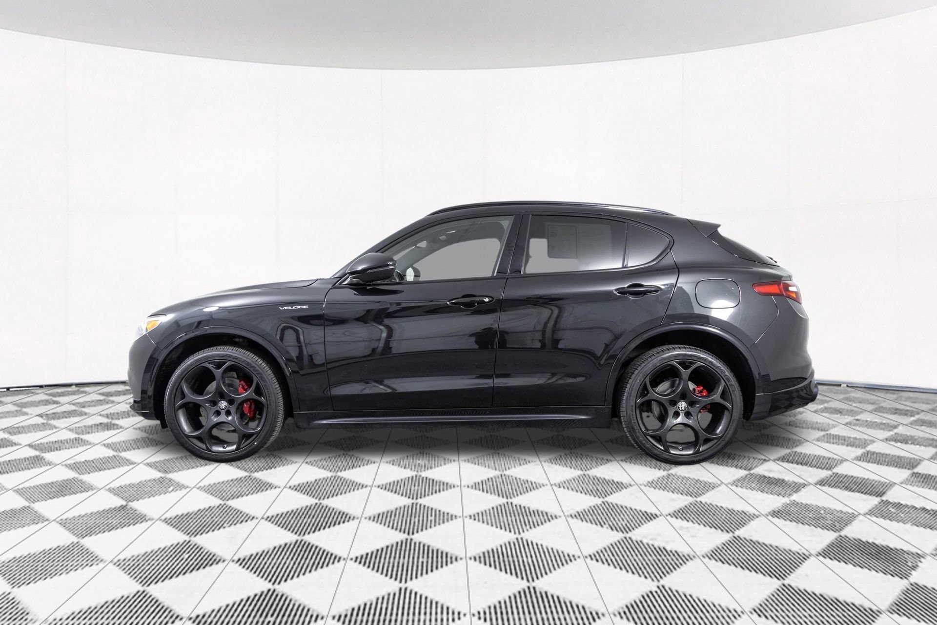 Used 2023 Alfa Romeo Stelvio Veloce AWD/4WD image 16
