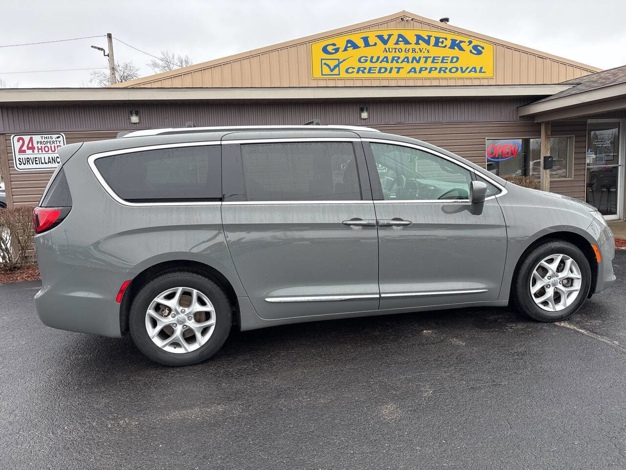 Used 2020 Chrysler Pacifica Touring-L image 4