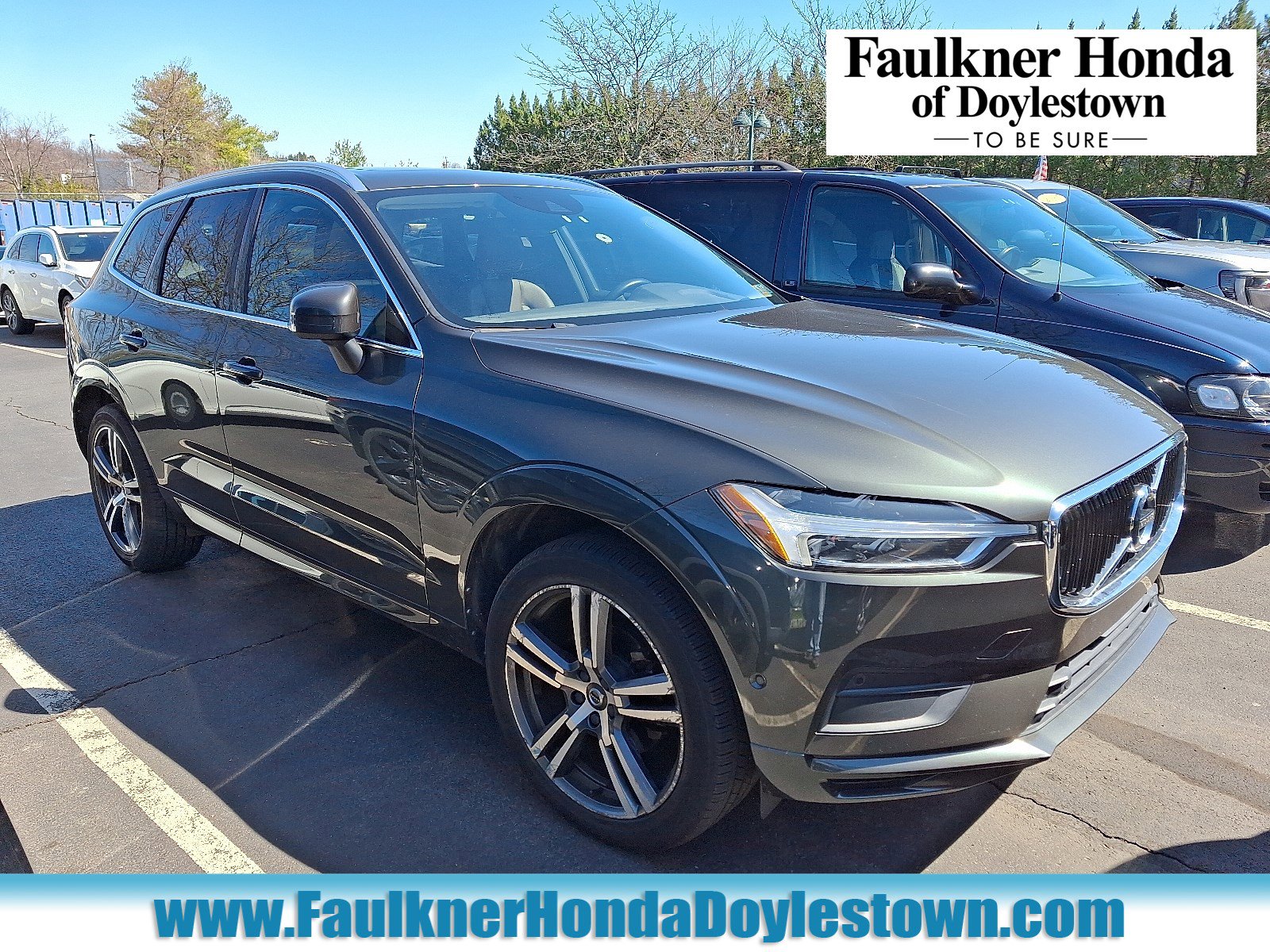 Used 2018 Volvo XC60 T5 Momentum w/ Vision Package image 1