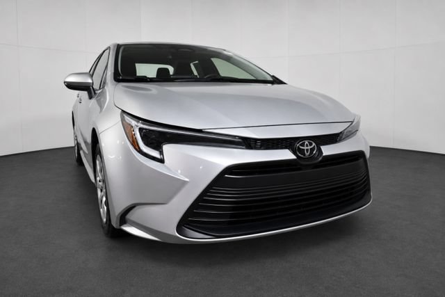 Used 2026 Toyota Corolla LE FWD image 3