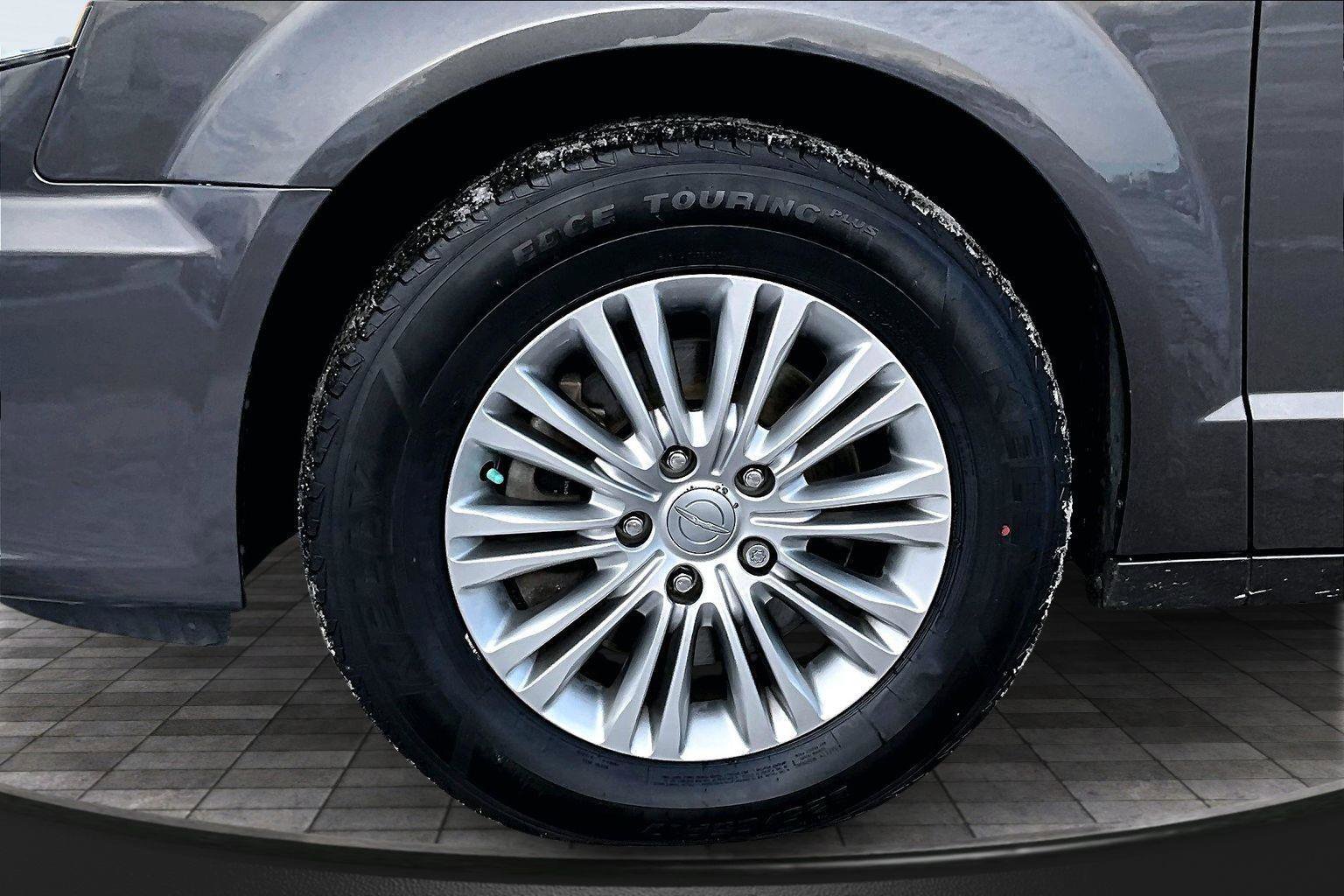 Used 2015 Chrysler Town & Country Touring-L w/ Driver Convenience Group image 26