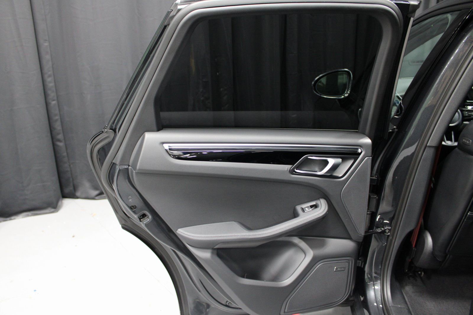 Used 2025 Porsche Macan image 24