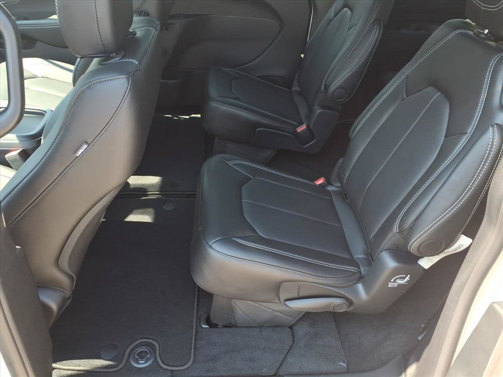New 2027 Chrysler Pacifica Select FWD image 13