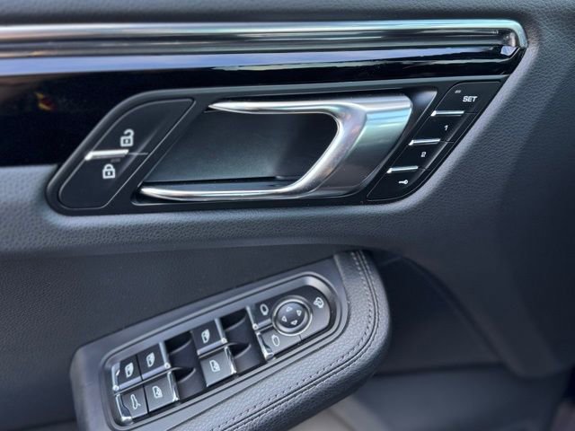 Certified 2025 Porsche Macan image 14