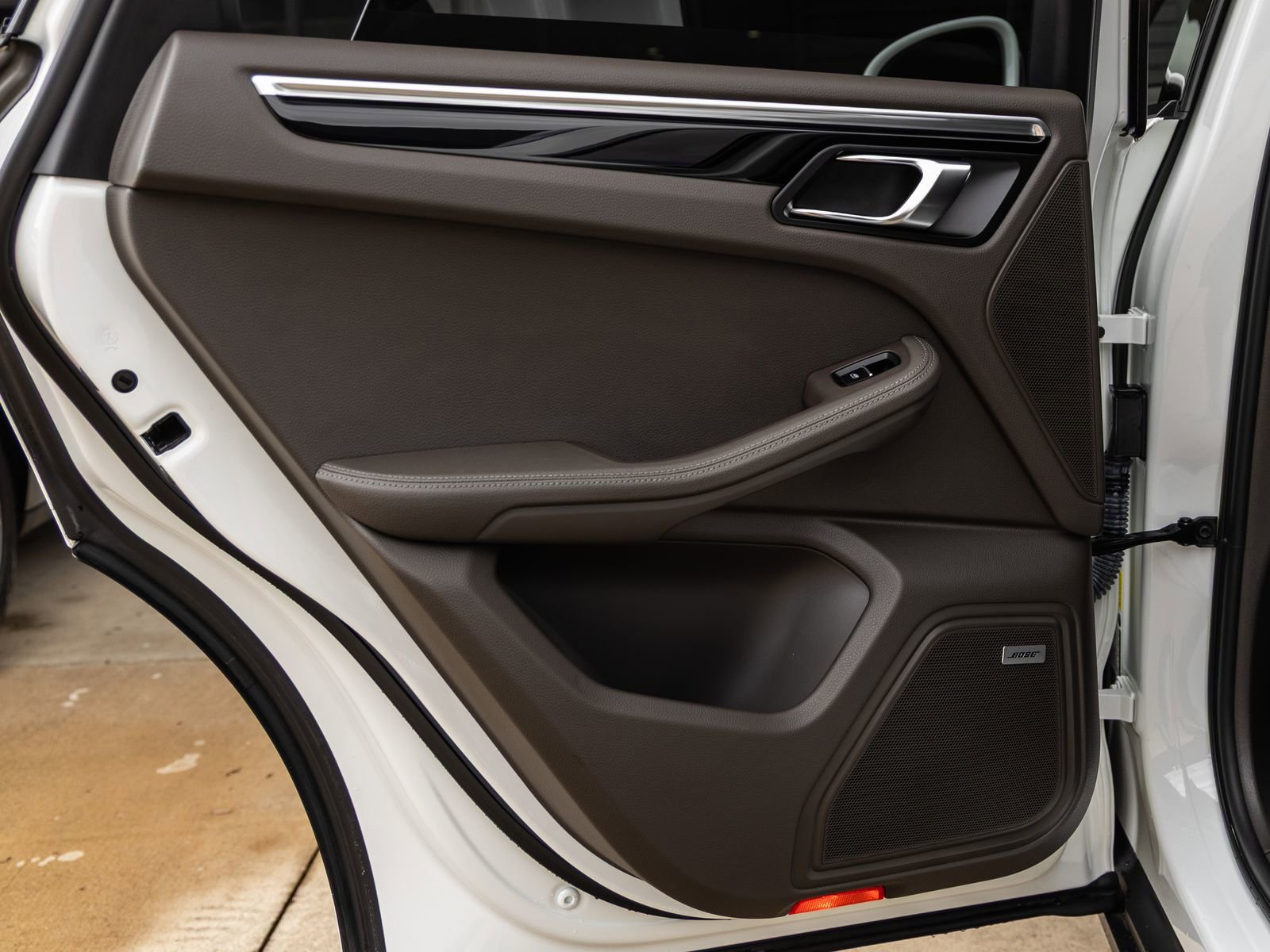 Certified 2021 Porsche Macan AWD/4WD image 33