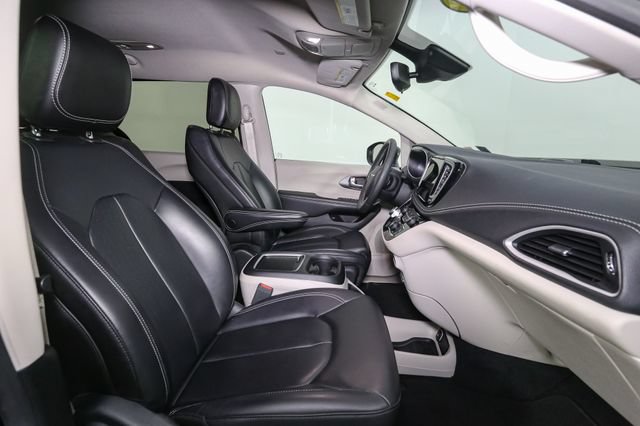 Used 2023 Chrysler Pacifica Touring-L FWD image 17