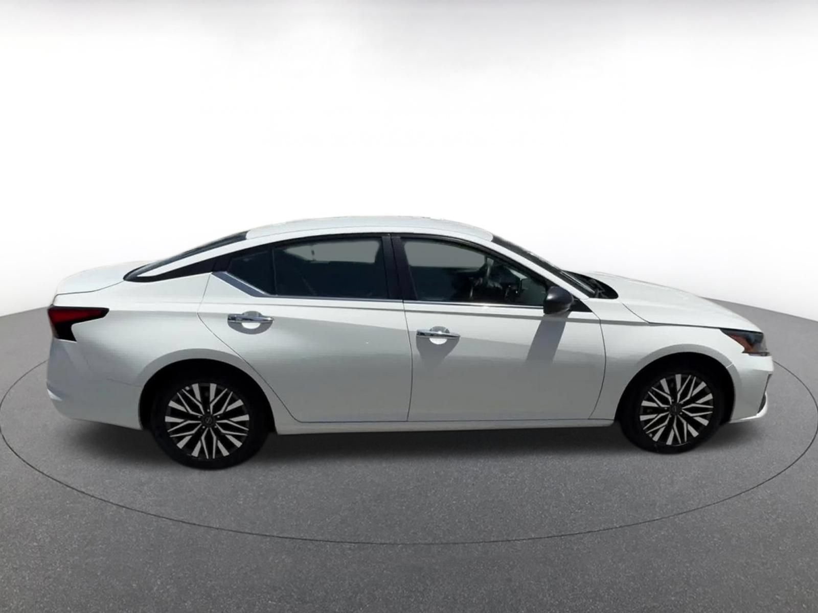 Used 2025 Nissan Altima 2.5 SV FWD image 15