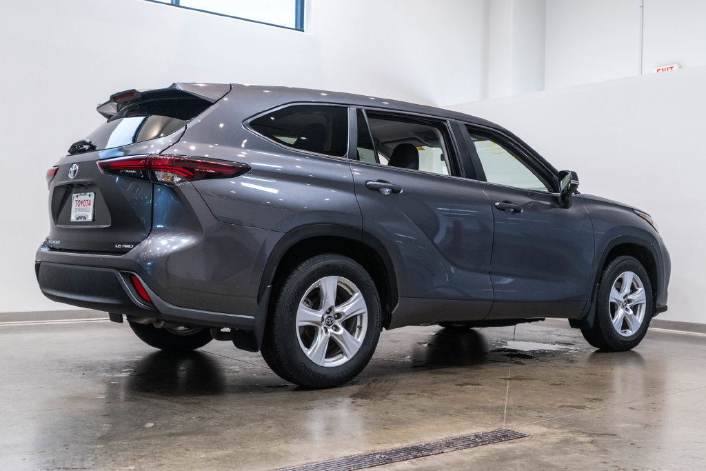 Used 2025 Toyota Highlander LE AWD/4WD image 8