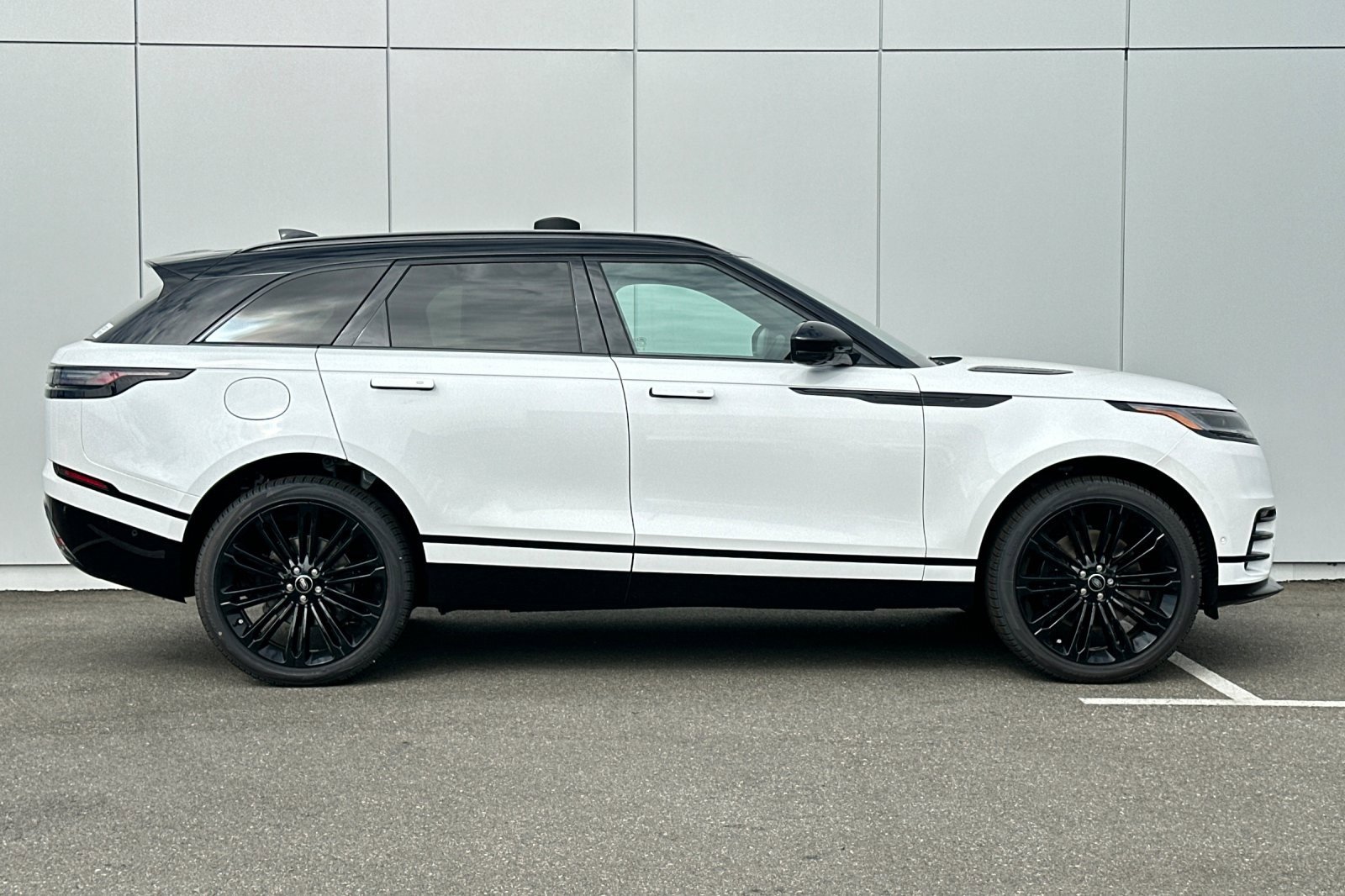New 2026 Land Rover Range Rover Velar Dynamic SE image 6