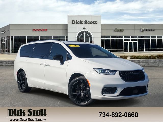 Used 2023 Chrysler Pacifica Limited w/ S Appearance Package image 1