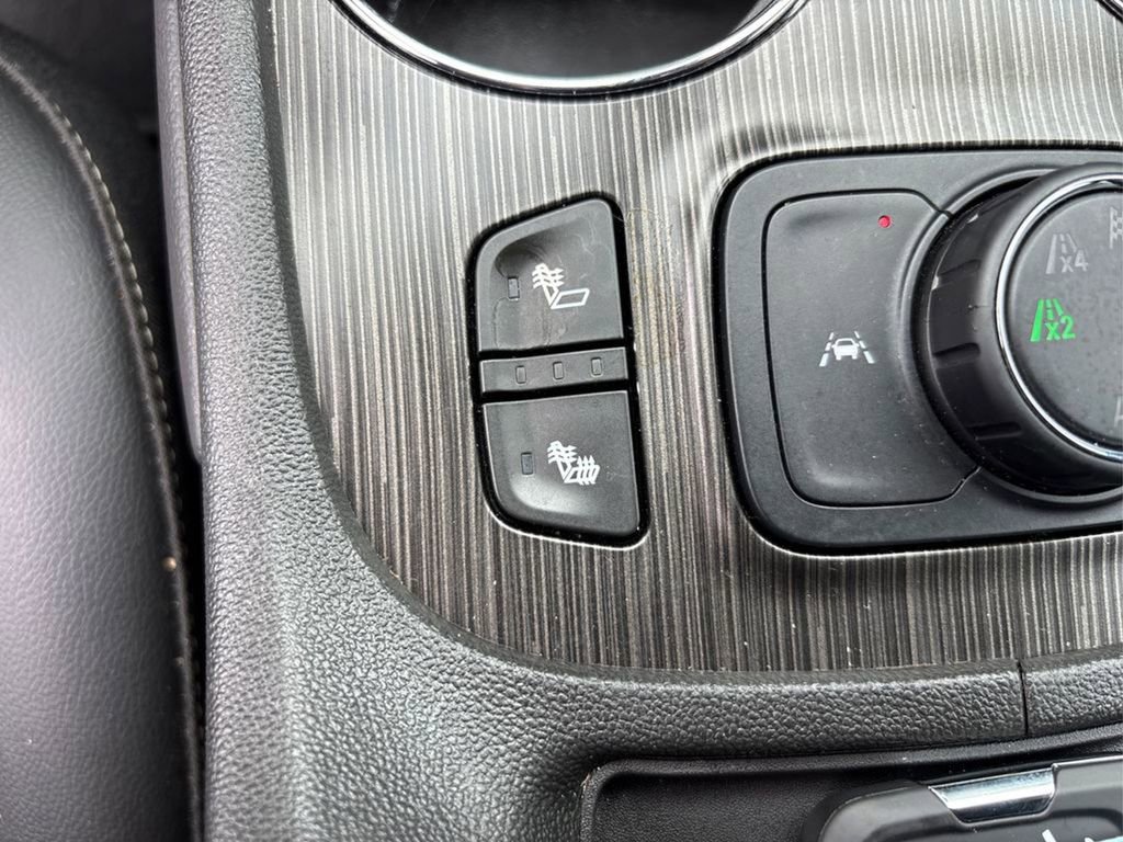 Used 2023 GMC Acadia SLT image 33