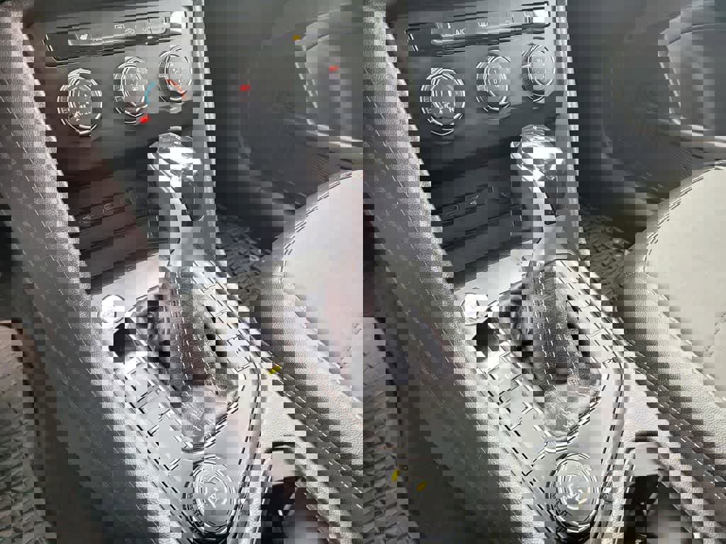 Used 2022 Volkswagen Taos SE w/ Panoramic Sunroof Package image 16