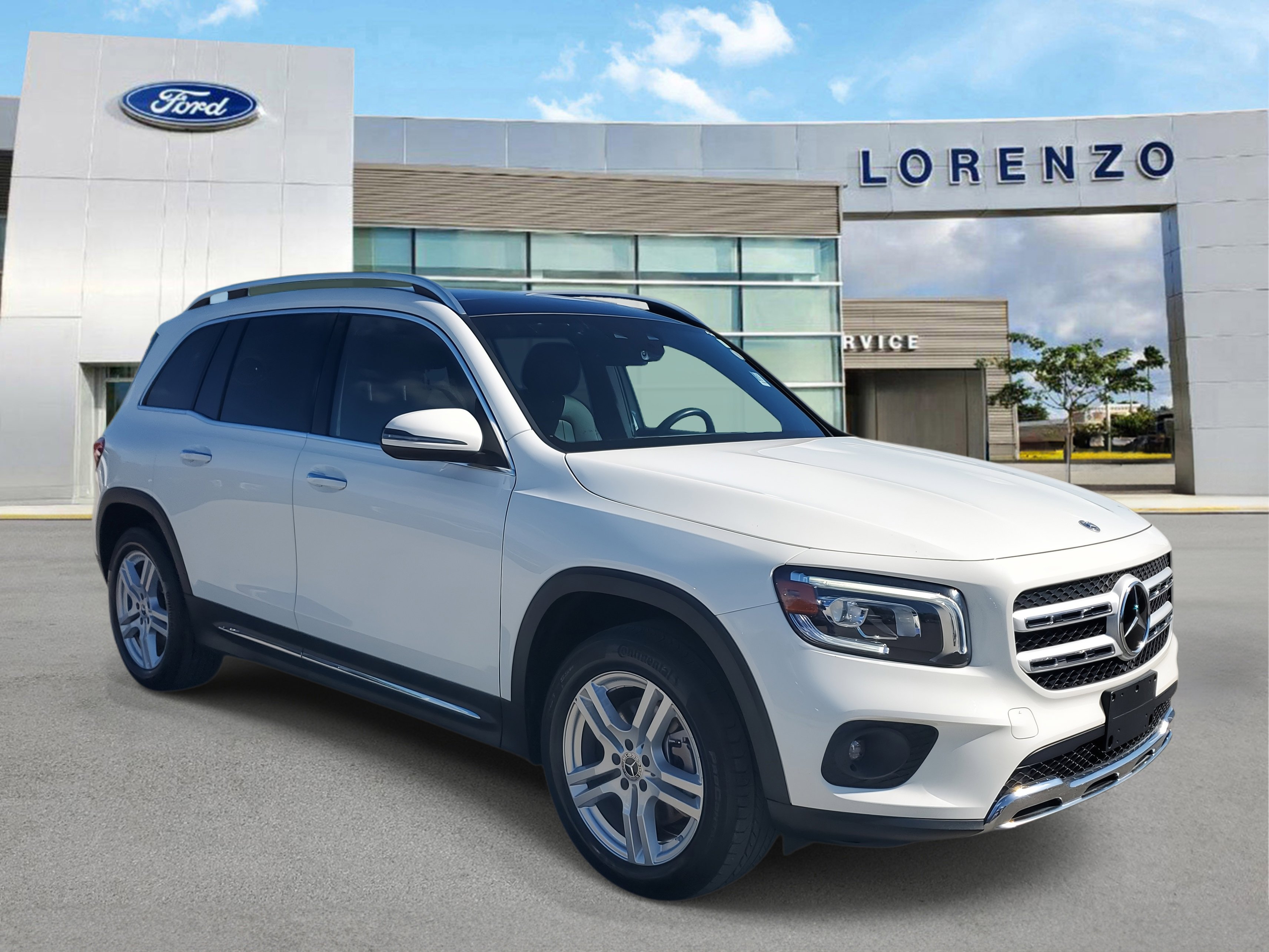 Used 2023 Mercedes-Benz GLB 250 4MATIC w/ Premium Package image 3