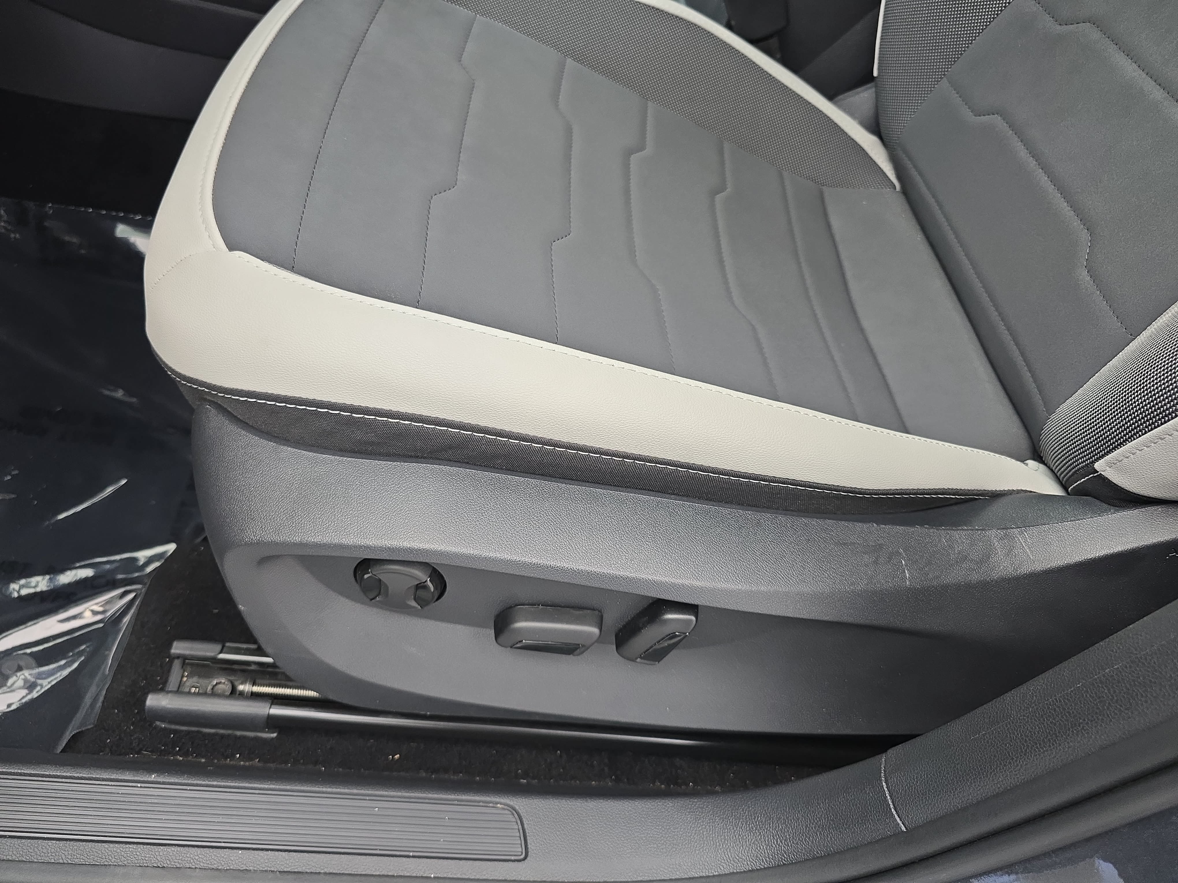Certified 2025 Volkswagen Taos SE FWD image 28