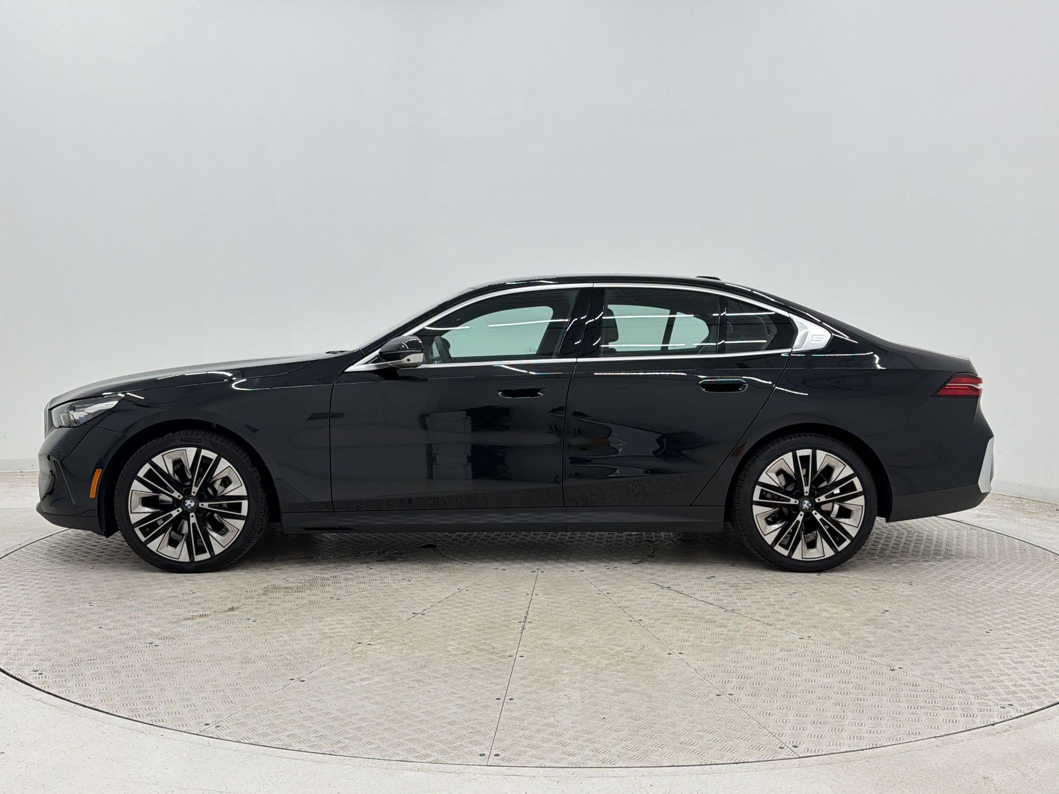 Used 2025 BMW 530i RWD image 2