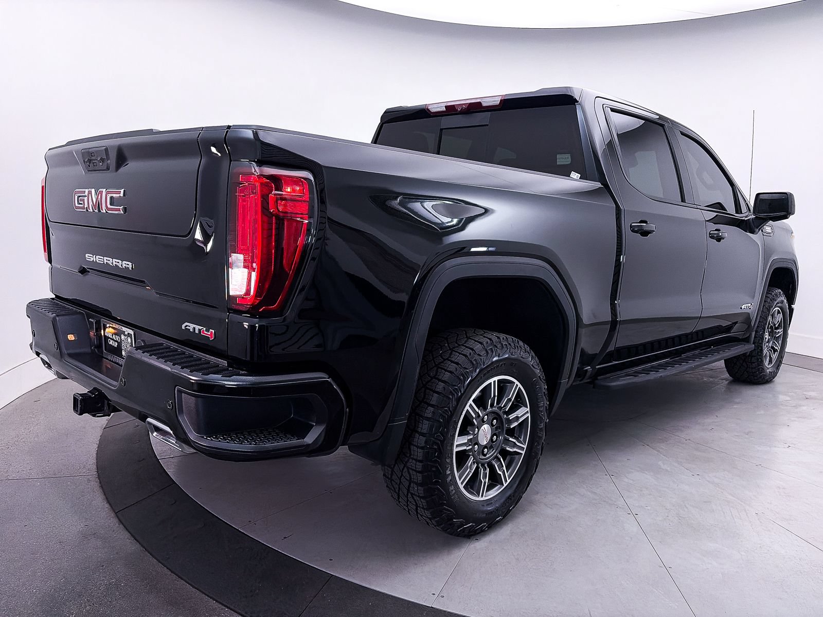 Used 2024 GMC Sierra 1500 AT4 w/ Technology Package AWD/4WD image 17