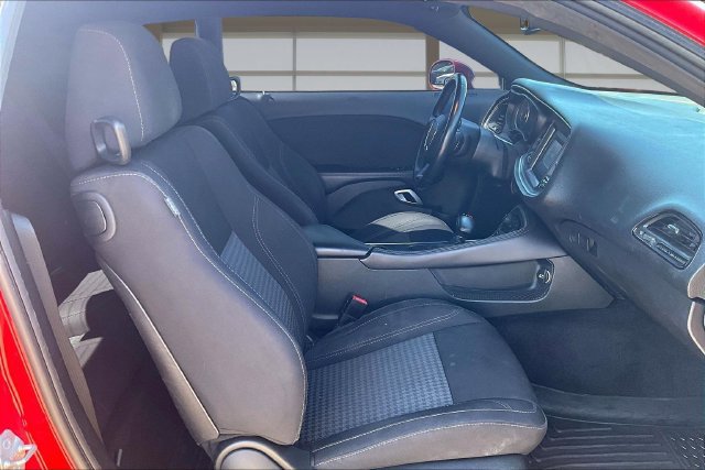 Used 2015 Dodge Challenger SXT RWD image 7