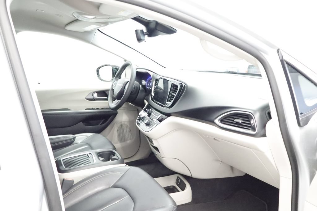 Certified 2024 Chrysler Pacifica Touring-L FWD image 18