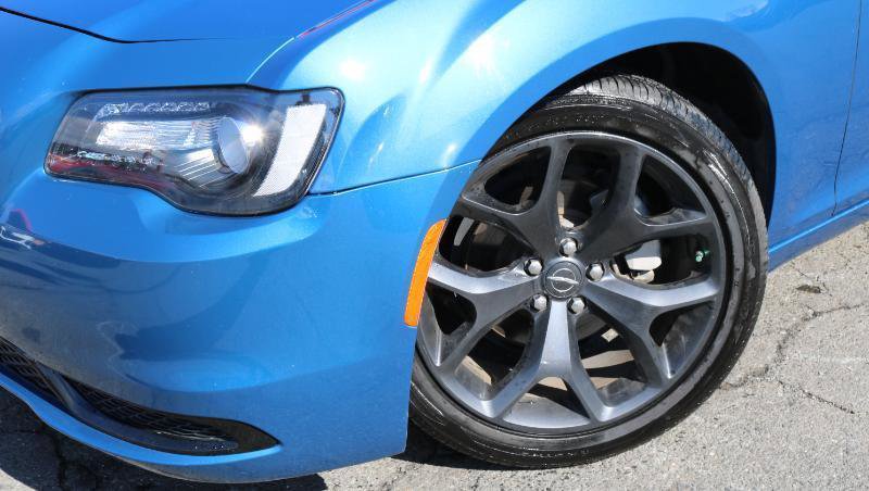 Used 2022 Chrysler 300 Touring w/ Sport Appearance Package image 4