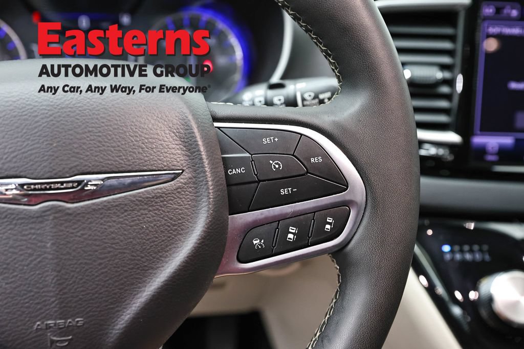 Used 2023 Chrysler Pacifica Touring-L FWD image 15