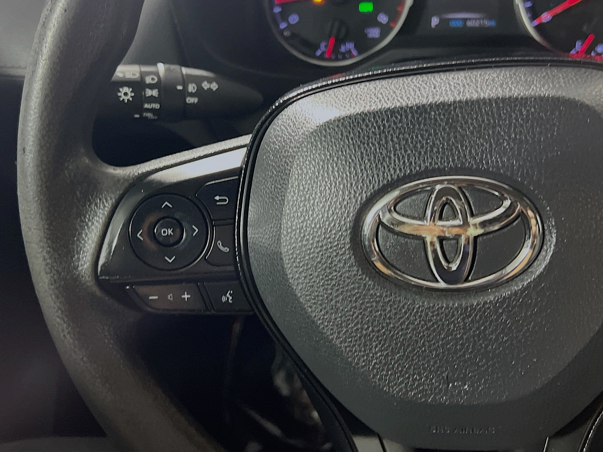 Used 2021 Toyota RAV4 XLE w/ Convenience Package FWD image 19