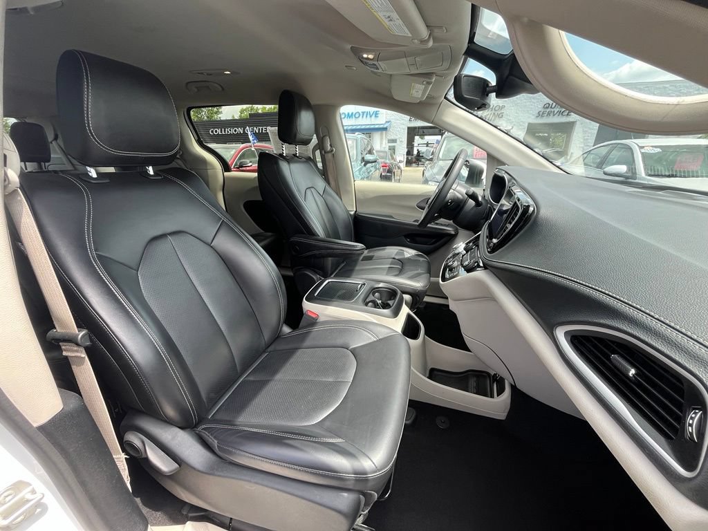 Used 2023 Chrysler Pacifica Touring-L FWD image 11
