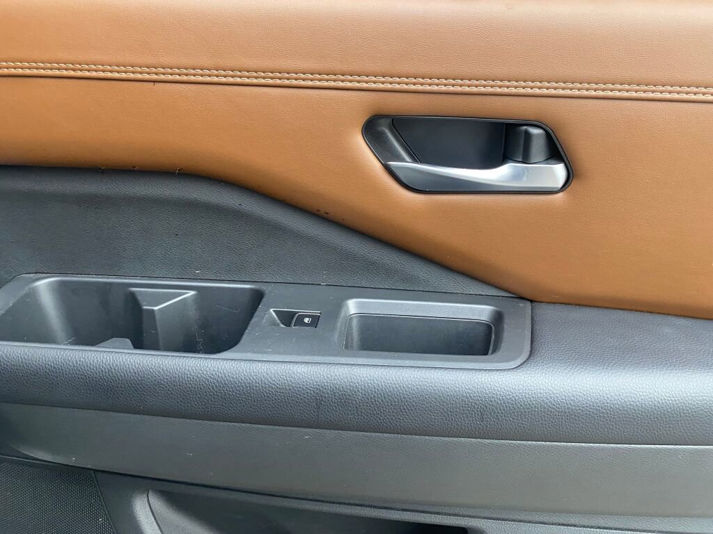 Used 2022 Nissan Pathfinder Platinum image 21