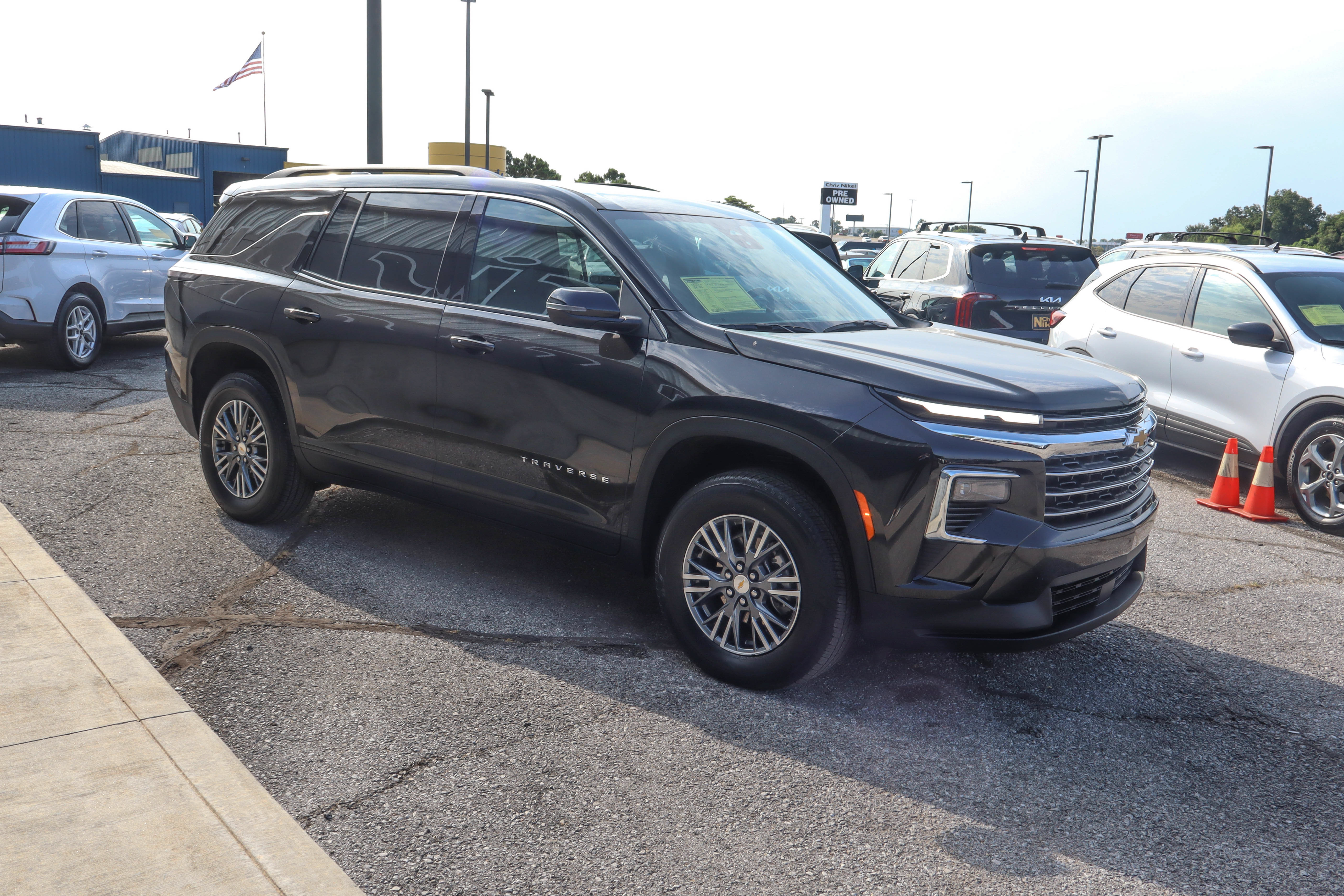 Used 2026 Chevrolet Traverse LT AWD/4WD image 3
