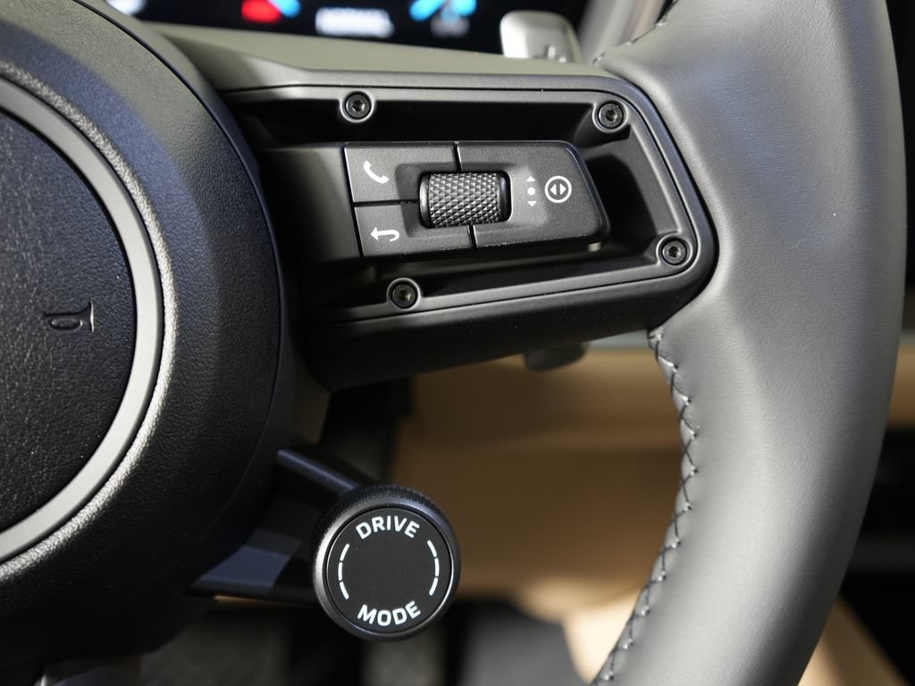 Certified 2026 Porsche Cayenne AWD/4WD image 25