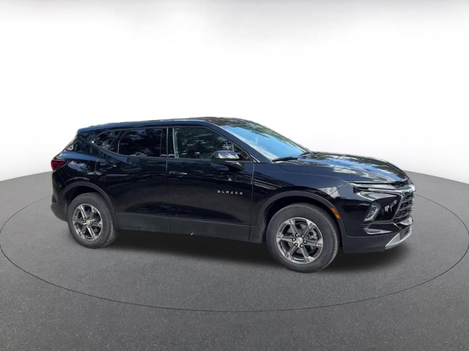 Used 2026 Chevrolet Blazer LT FWD image 2