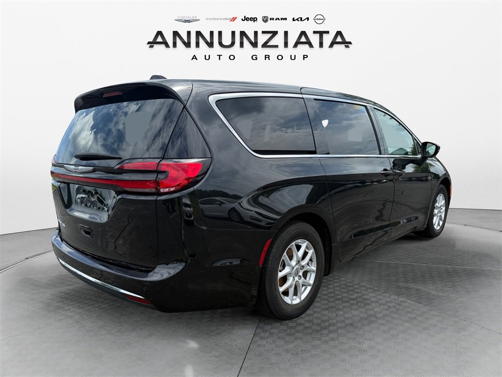 Certified 2023 Chrysler Pacifica Touring-L image 5