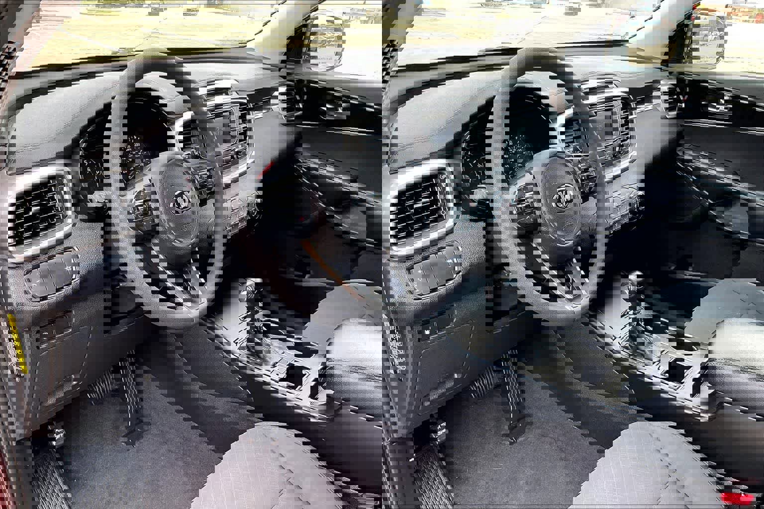 Used 2017 Kia Sorento LX FWD image 2