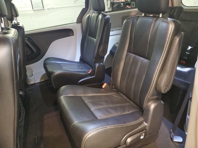 Used 2016 Chrysler Town & Country Touring image 28
