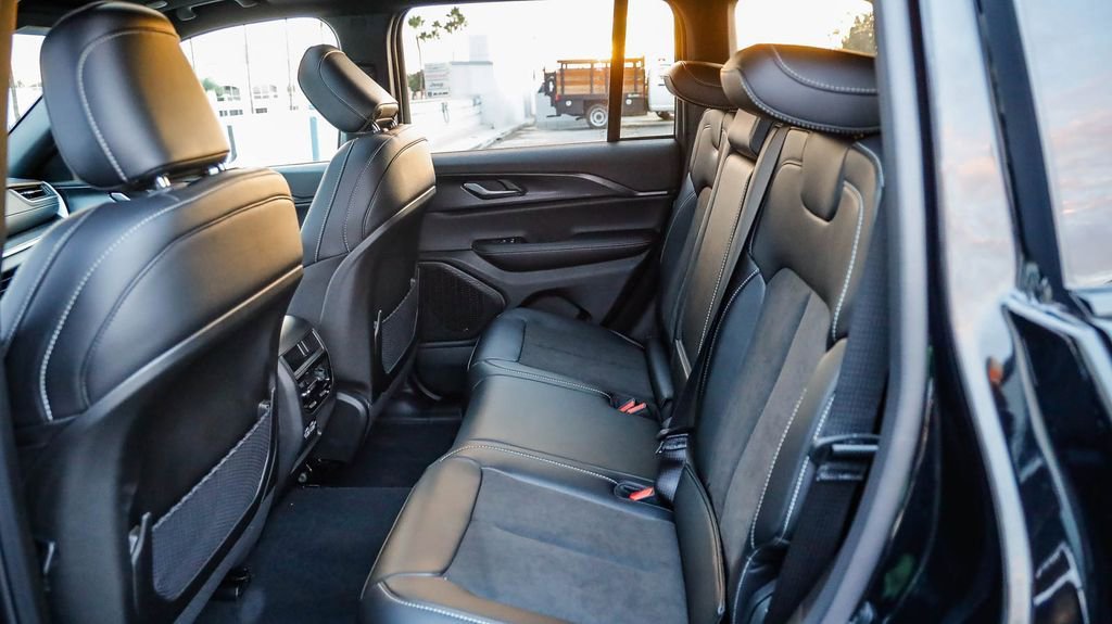 New 2025 Jeep Grand Cherokee Altitude image 20